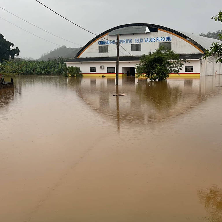 Ginásio cercado por água de enchente