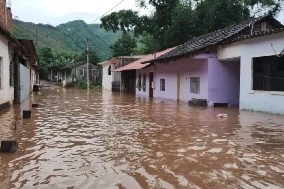 Rua residencial coberta pela água