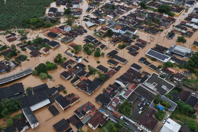 Vista aérea de área atingida por enchente
